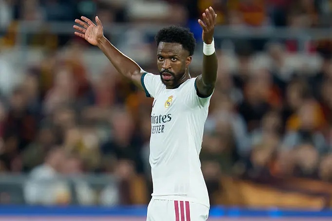 Vinícius Jr with arms outstretched.