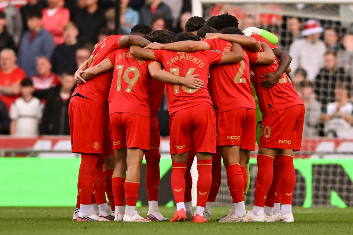 Middlesbrough's players huddle before kick off