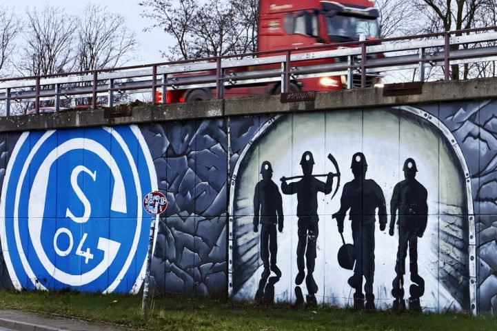 Ein Schalke-Graffiti mit Bergleuten an einer Autobahnmauer.