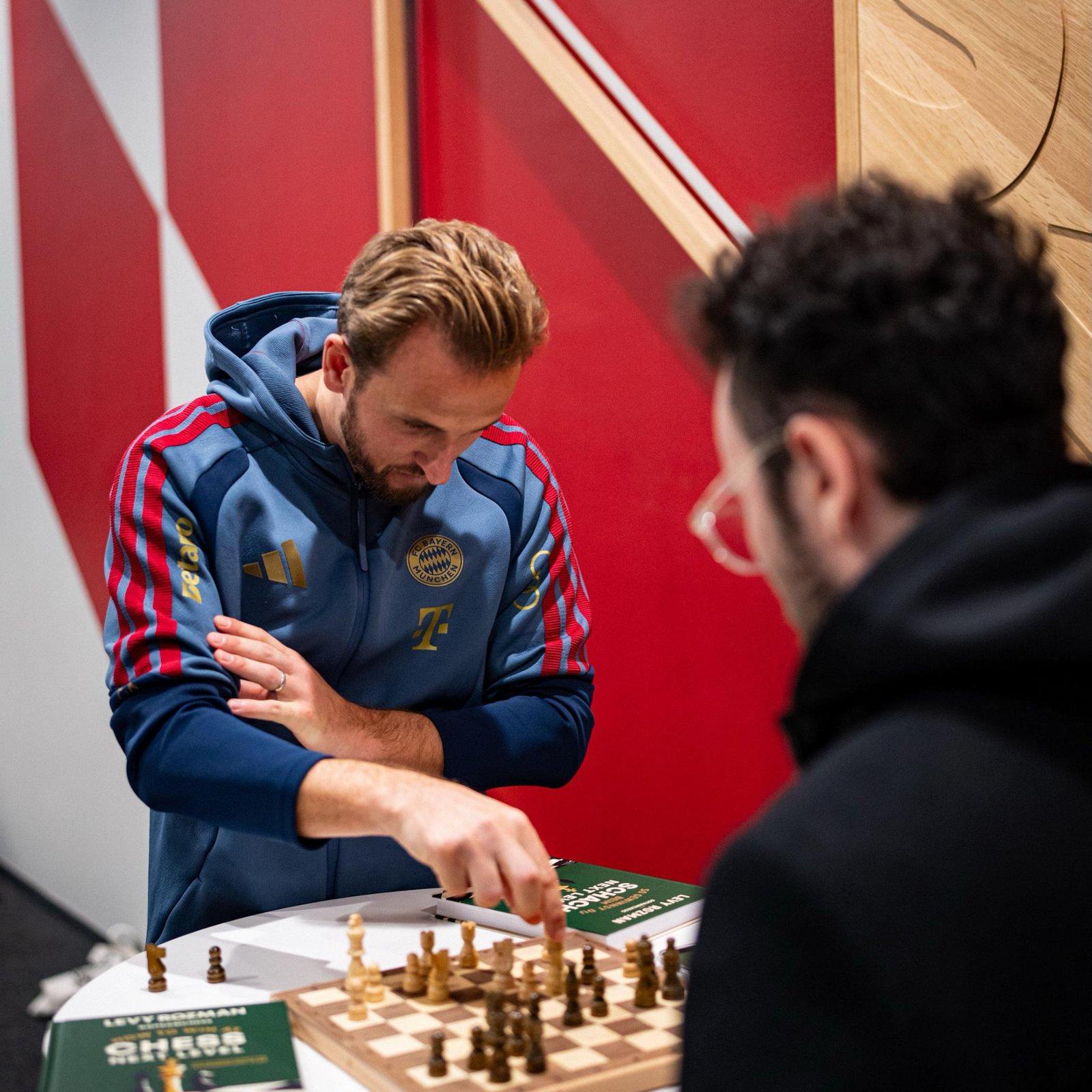 Harry Kane am Schachbrett.