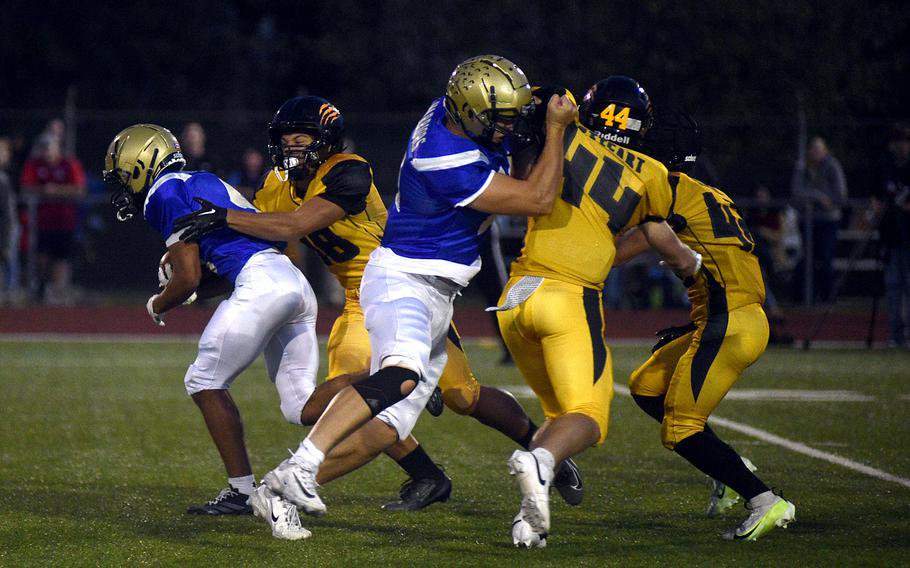 Kai Lewis tackles Alexander Varela.