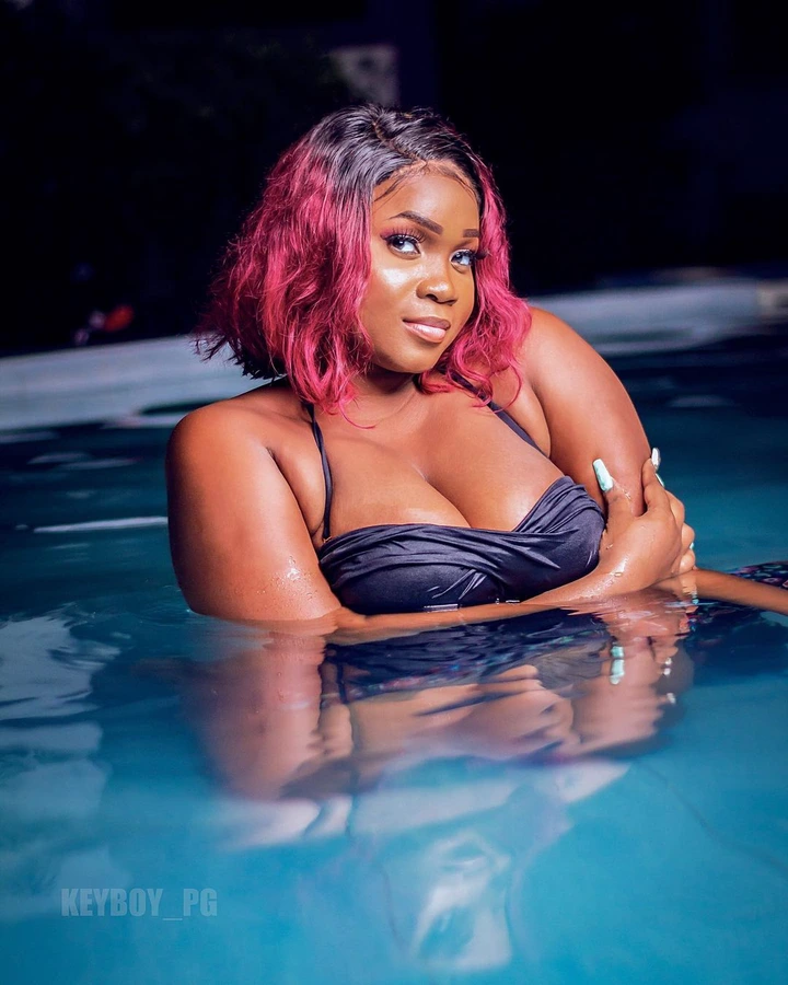 See photos of TV3 Date Rush stars Bella and Bibi flaunting their attractive curves.