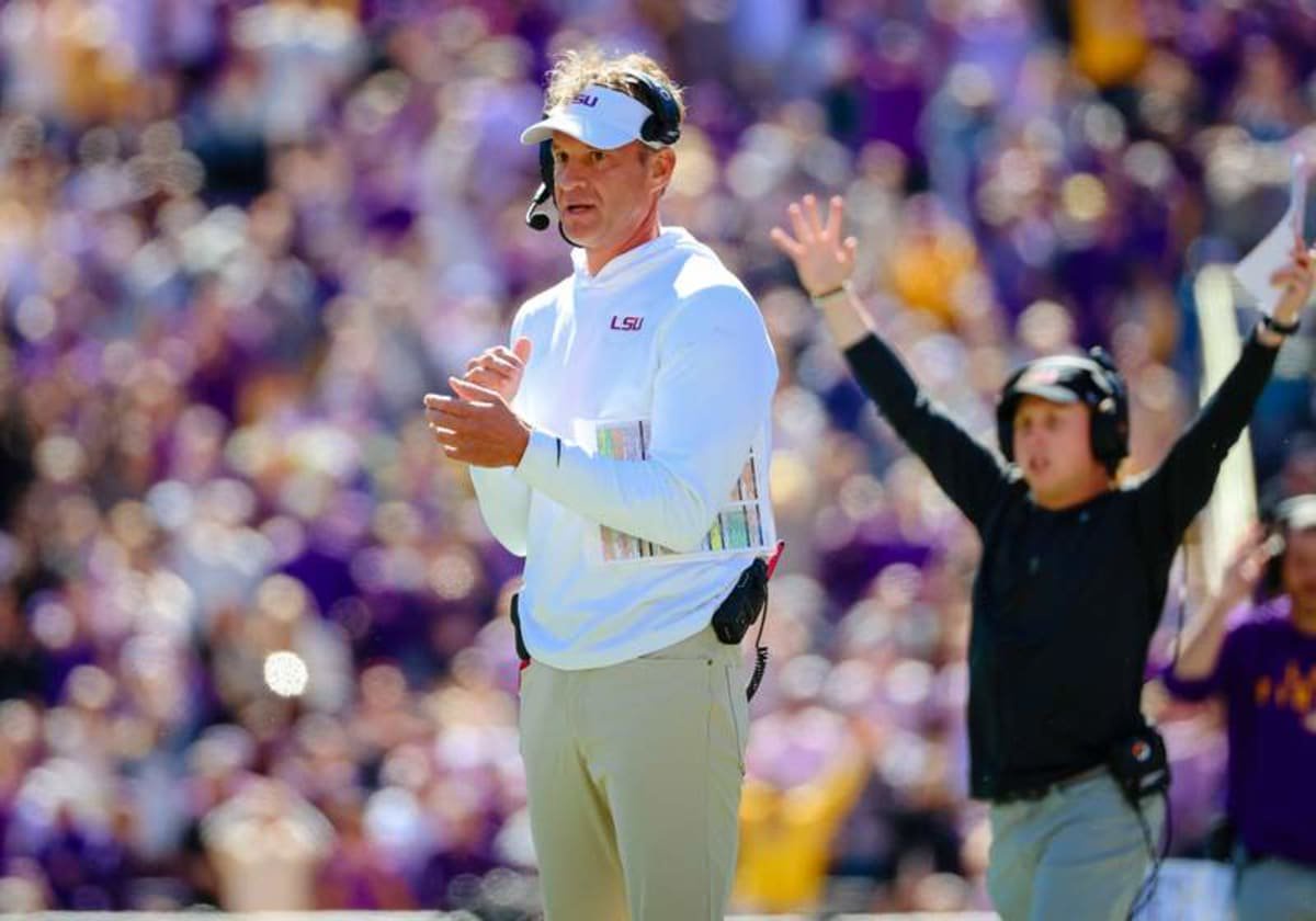 BATON ROUGE, LA – OCTOBER 17: Lane Kiffin head coach of the LSU Tigers on the sideline during the first half of a game against the Mississippi State Bulldogs at Tiger Stadium on October 17, 2026 in Baton Rouge, Louisiana. Photo by Derick Hingle/Icon Sportswire COLLEGE FOOTBALL: OCT 17 Mississippi State at LSU EDITORIAL USE ONLY Icon1262610172855 ©IMAGO/Icon Sportswire
