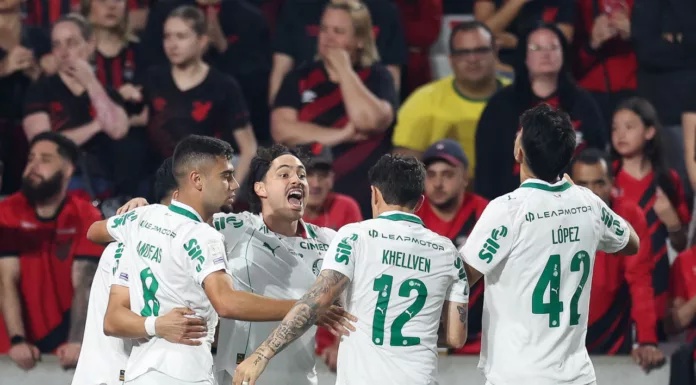 O jogador Mauricio, da SE Palmeiras, comemora seu gol contra a equipe do C Athletico Paranaense, durante partida válida pela trigésima primeira rodada, do Campeonato Brasileiro, Série A, na Arena da Baixada. (Foto: Cesar Greco/Palmeiras/by Canon)