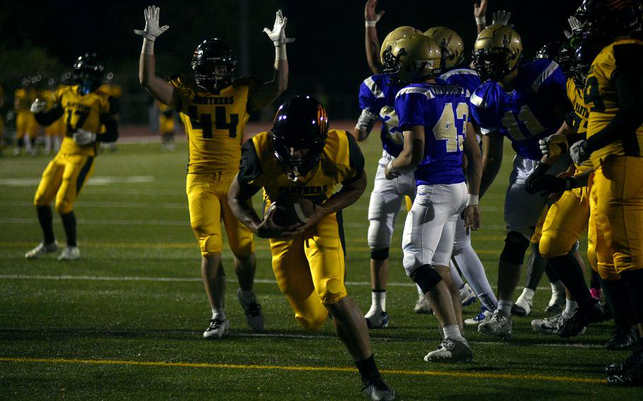 Kai Lewis scores on a conversion.