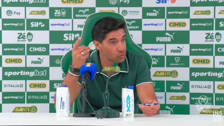 Novo alvo: Abel detona gramado da Vila após tropeço do Palmeiras