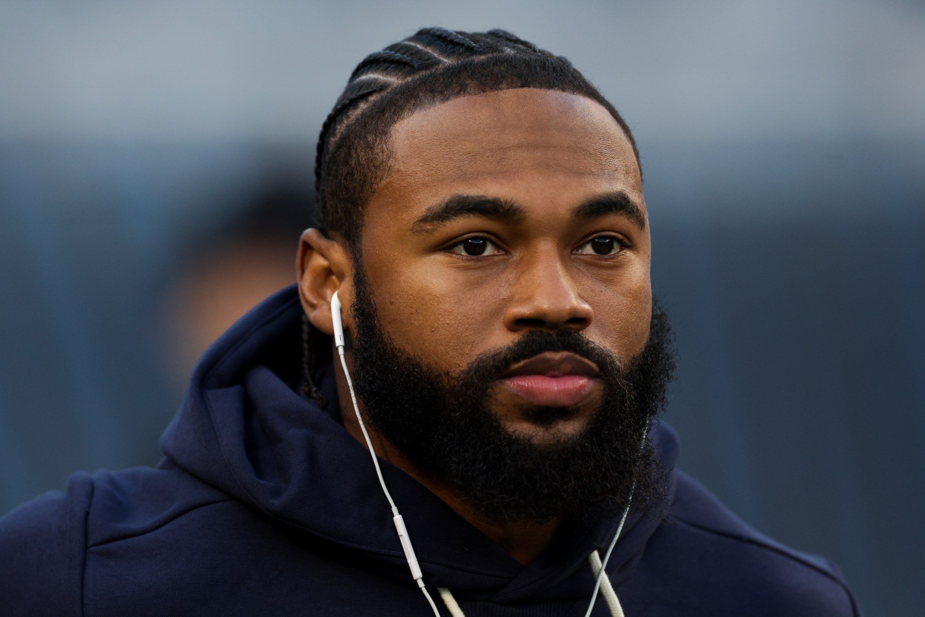 Bears running back D'Andre Swift runs on the field while warming up before the Bears host the Patriots at Soldier Field on Oct. 22, 2026. (Armando L. Sanchez/Chicago Tribune)