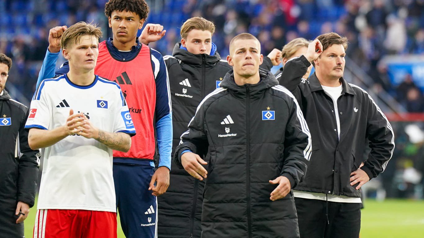 Die HSV-Profis nach der Pleite in Paderborn: Gegen Eintracht Frankfurt soll am Dienstag im DFB-Pokal wieder ein Sieg her.