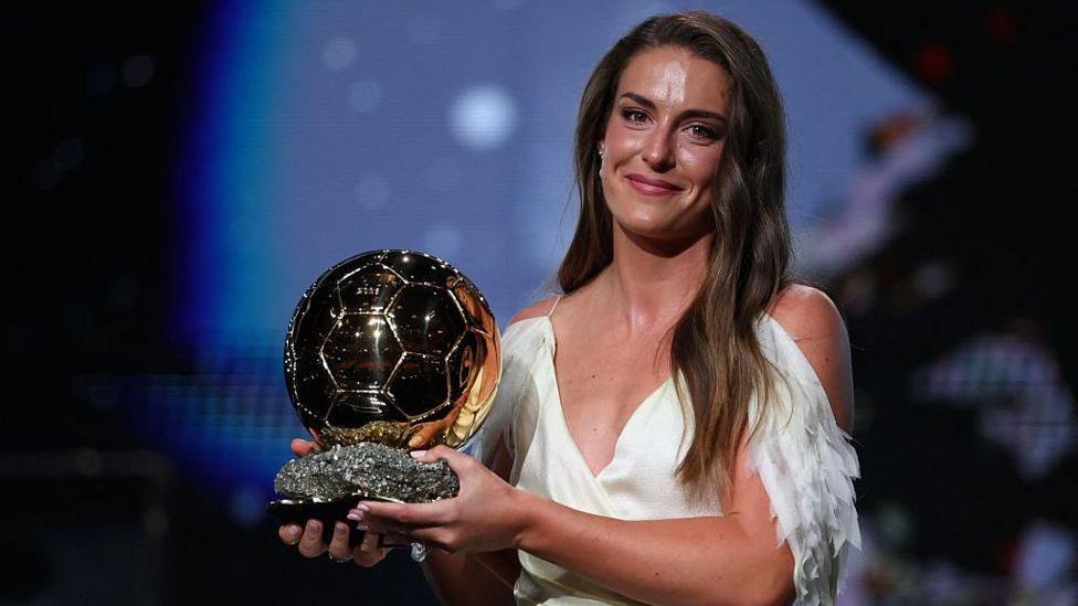 Alexia Putellas with the Ballon d'Or Feminin trophy