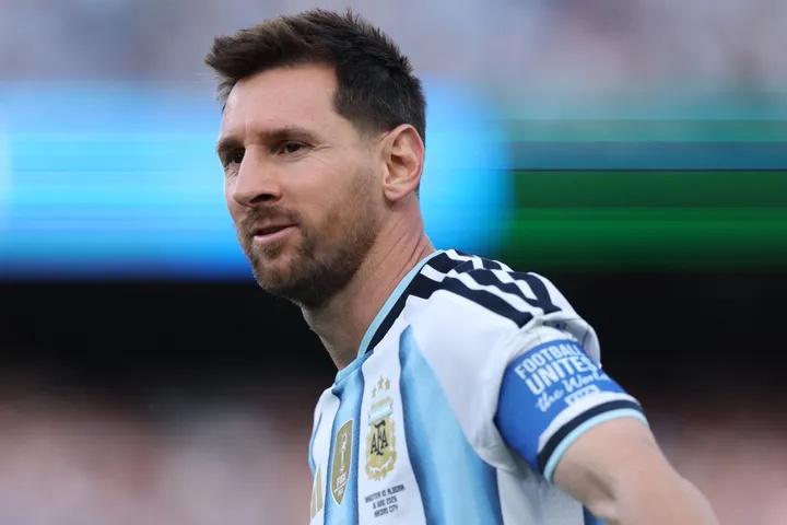 Messi recebido por adeptos em Oviedo antes de receber o Prémio Princesa das Astúrias dos Desportos de 2026