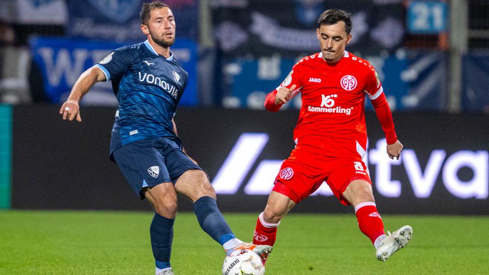 Maximilian Wittek (l, VfL Bochum) und Paul Nebel (1. FSV Mainz 05) kämpfen um den Ball.