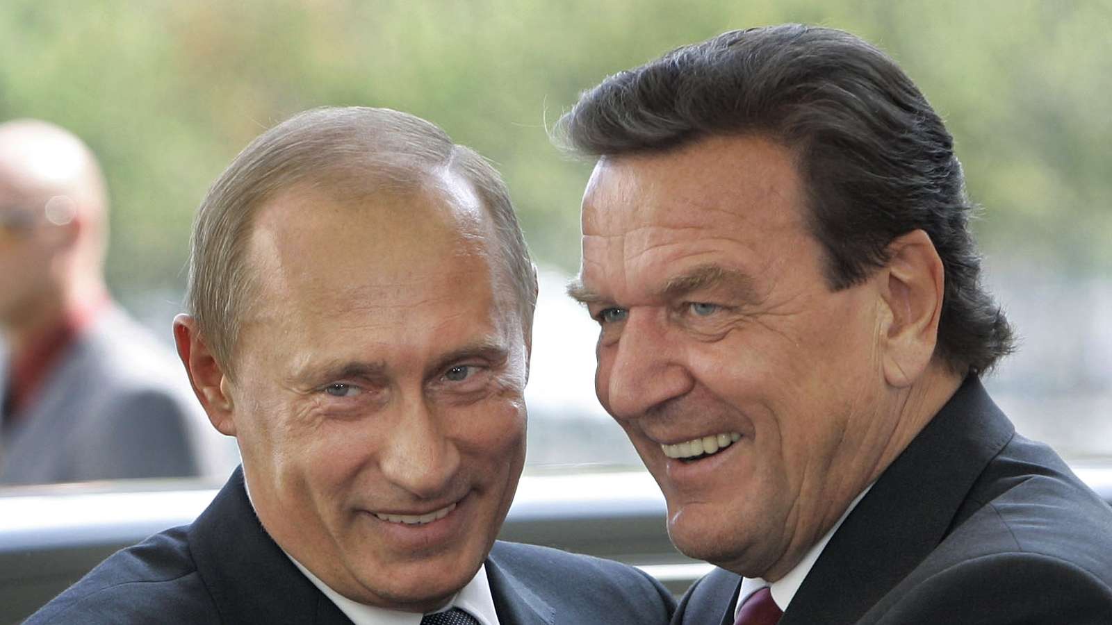 Gerhard Schroeder jest uważany za przyjaciela Władimira Putina od czasów jego rządów. 