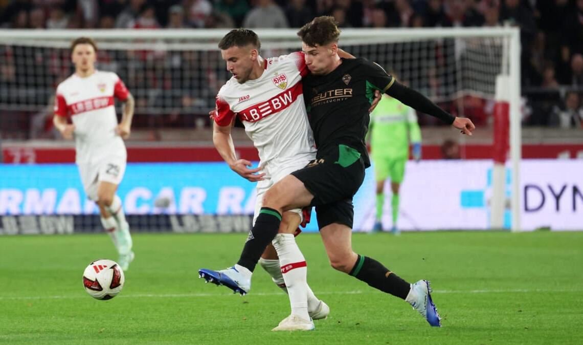 Fußball VfB Stuttgart vs. Borussia Mönchengladbach: BAU // Stuttgart, Fußball Bundesliga, 7. Spieltag,  VfB Stuttgart vs. Borussia Mönchengladbach , v.l.  Ermedin Demirovic (VfB), Lukas Ullrich (Gladbach)
