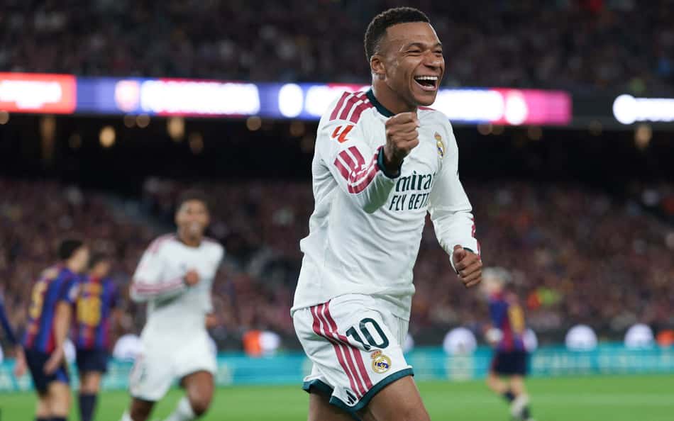 Mbappé, camisa 10 do Real Madrid, celebra gol no El Clásico contra o Barcelona