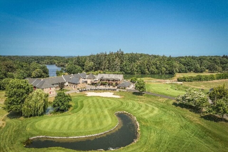 Le golf de Saint-Malo est situé au Tronchet.