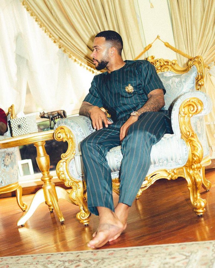 Memphis Depay meets King Otumfuo Osei Tutu in Ghana