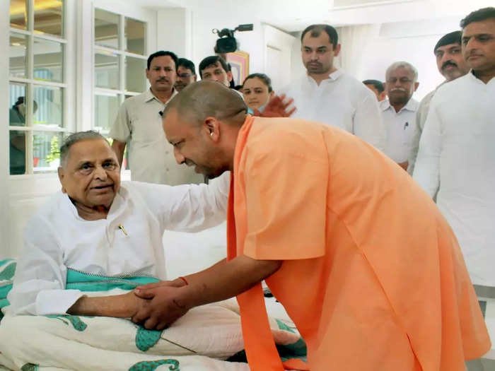 mulayam singh yadav yogi adityanath