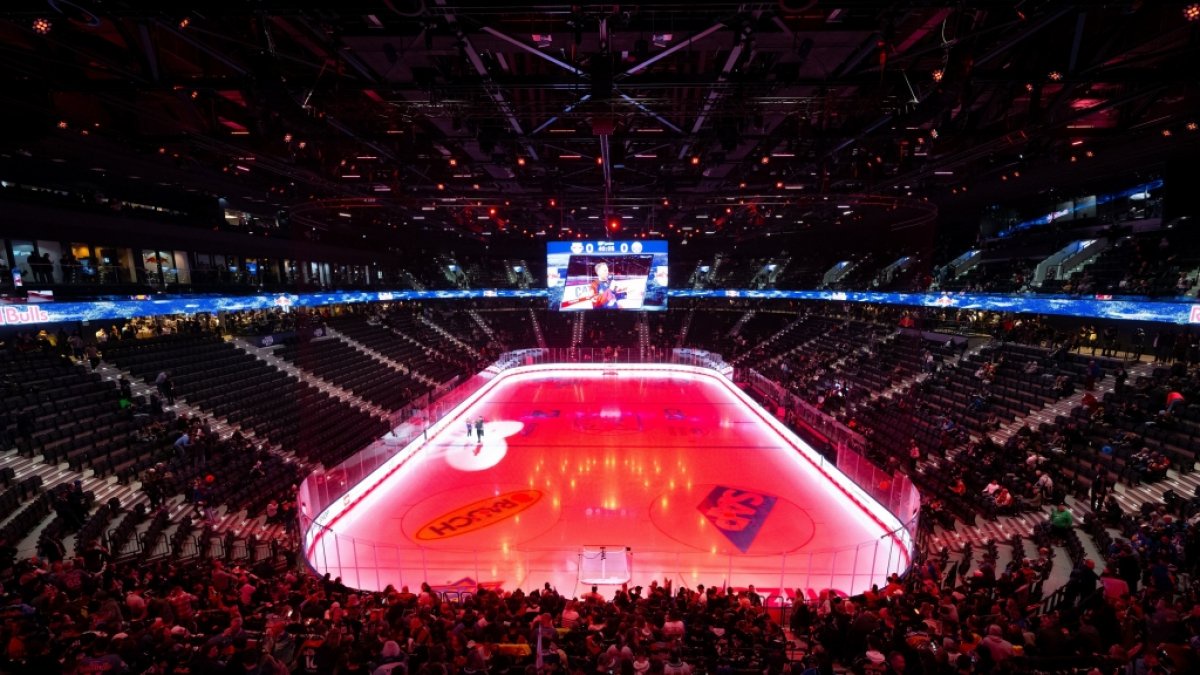 Eröffnung der Sportarena SAP Garden mit dem Eishockeyspiel zwischen dem EHC Red Bull München und dem NHL-Team Buffalo Sabres. Die ersten Fans kommen vor dem Spiel in die neue Sportarena. (Foto)