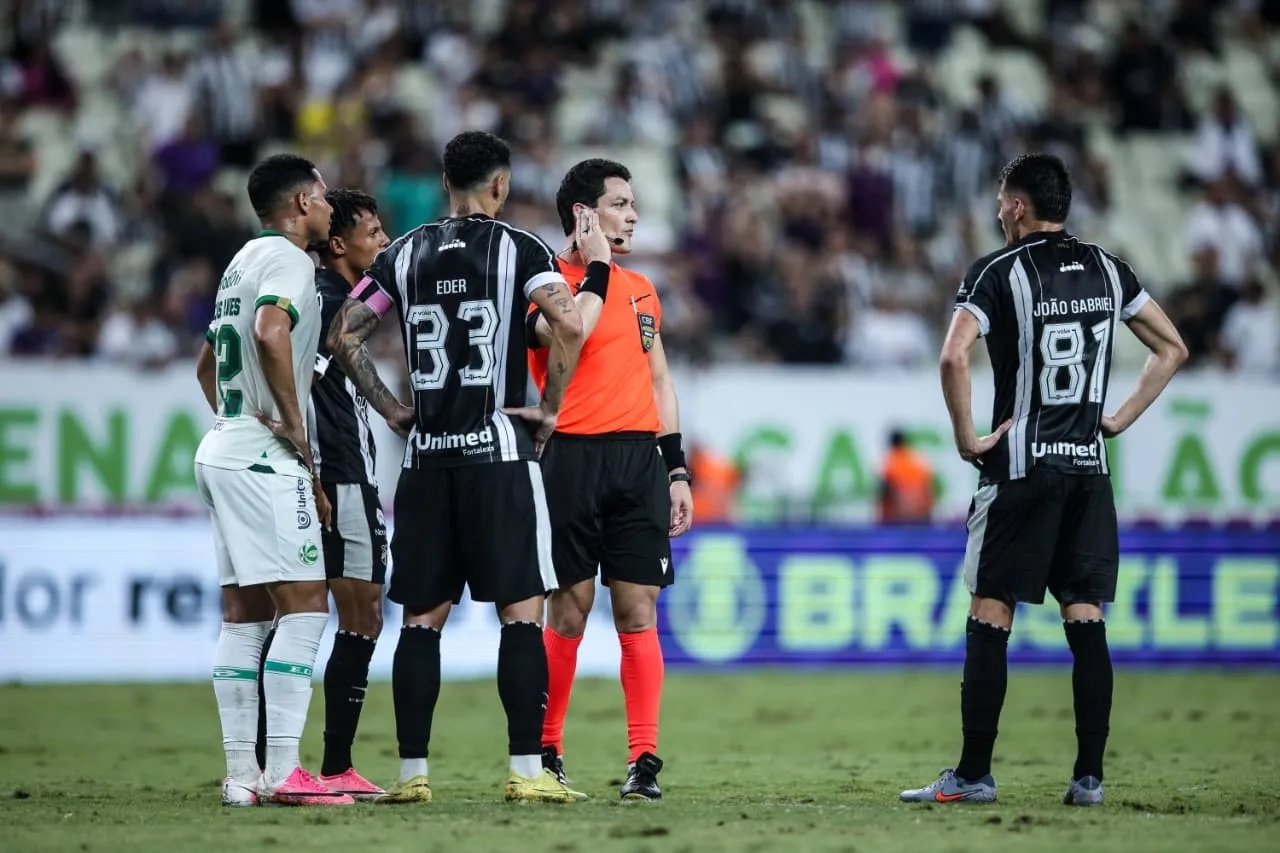 Para o treinador do Ceará, o árbitro Kléber Ariel Gonçalves, de Curitiba, prejudicou os dois times