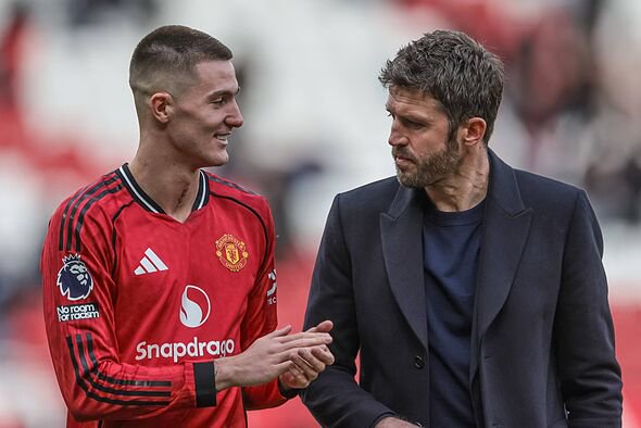 Michael Carrick, manager of Manchester United, speaks with winning goalscorer Benjamin Sesko of Manchester United during the Pre