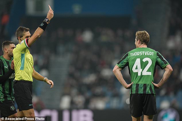 Referee Luca Zufferli issues a red card to Sassuolo's Kristian Thorstvedt during the Serie A soccer match between Sassuolo and Lazio in Reggio Emilia, Italy, Tuesday, Oct. 27, 2026. (Massimo Paolone/LaPresse via AP)