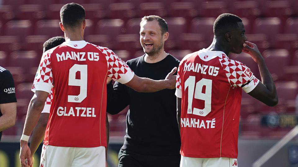 Trainer Bo Svensson (m.) von Mainz 