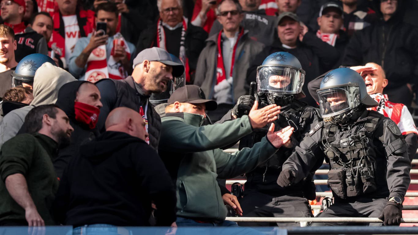 Kölner Polizei im Einsatz bei den Ausschreitungen während des Gladbach-Derbys (Archivfoto): Ähnliche Szenen wollen die Ermittler an diesem Wochenende verhindern.