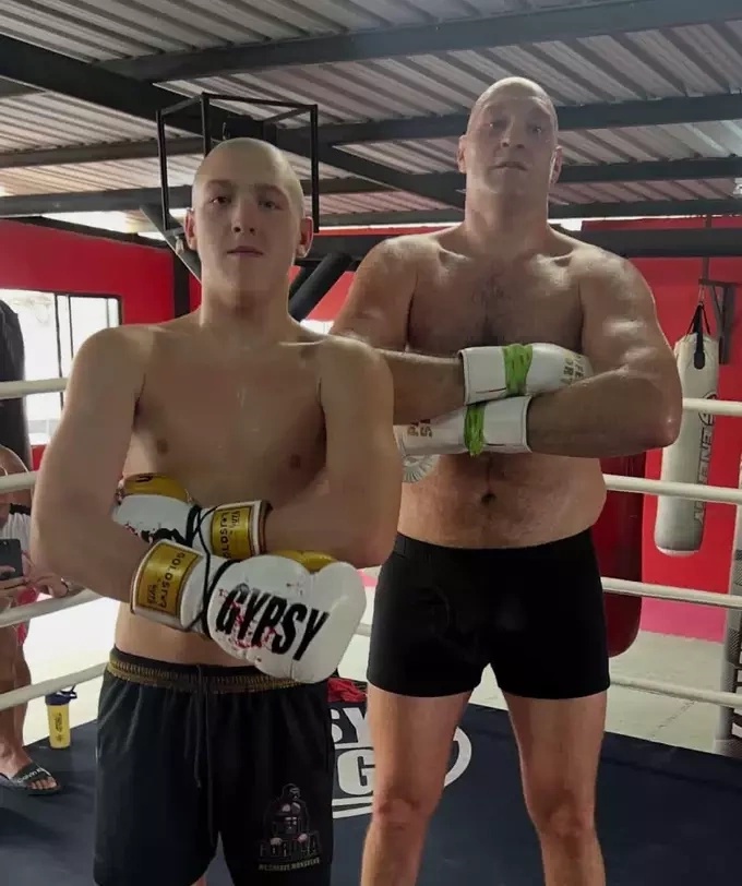 Prince Fury (L) with his father Tyson Fury during a training session. Photo by Instagram/@gypsyprince