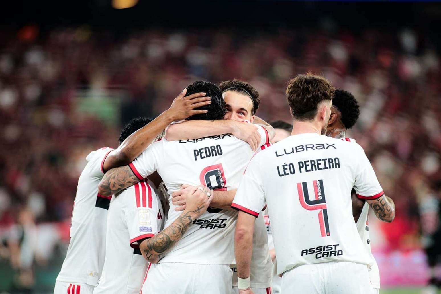 Jogadores do Flamengo celebram o primeiro  gol de Pedro  no clássico com o Vasco. 