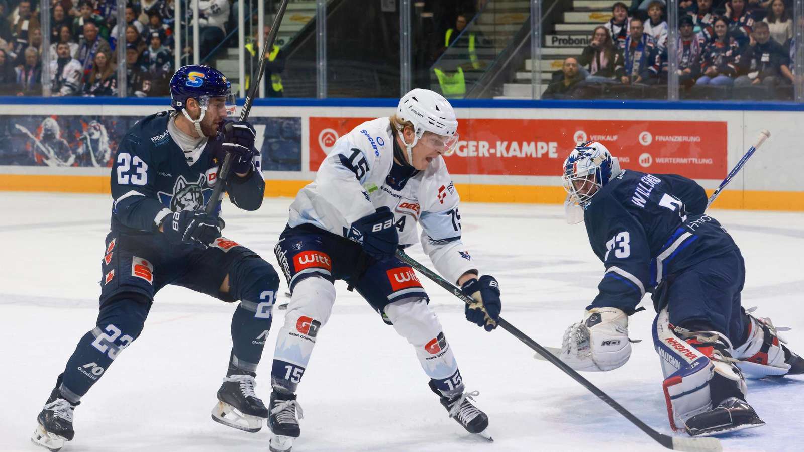 Eishockey, DEL 2, Kassel Huskies gegen Blue Devils Weiden, Probonio Arena,Jimmy Martinovic,Leon Willerscheid,15 Charlie Jahnke,Foto: Schachtschneider