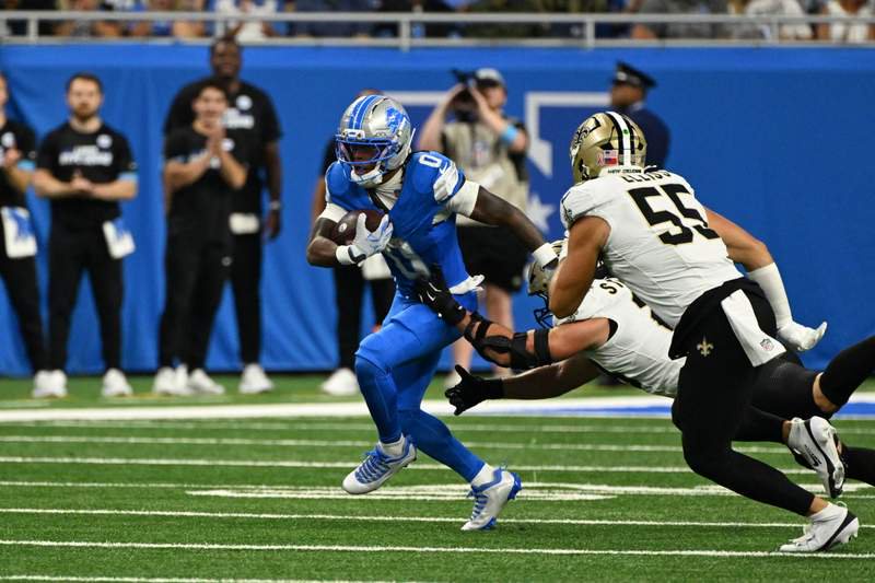 DETROIT, MI – SEPTEMBER 13: Detroit Lions running back Jahmyr Gibbs 0 tries to escape a tackle during the Detroit Lions versus New Orleans Saints game on Sunday September 13, 2026 at Ford Field in Detroit, MI. Photo by Steven King/Icon Sportswire NFL, American Football Herren, USA SEP 13 Saints at Lions EDITORIAL USE ONLY Icon25820260913001262