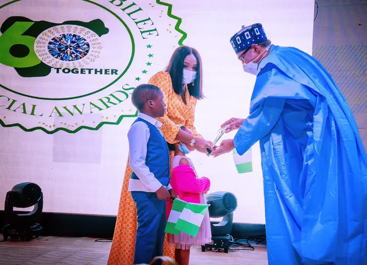 Buhari presents post humous award to late Nigerian hero