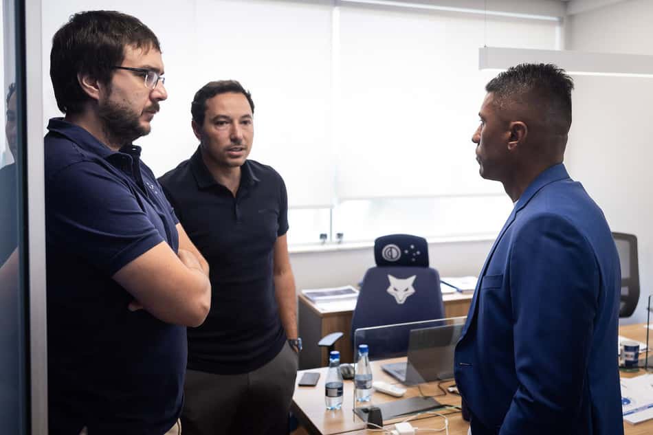 Paulinho, Pedro Junio e Joaquim Pinto no escritório; chegada de Paulinho como novo dirigente do Cruzeiro.