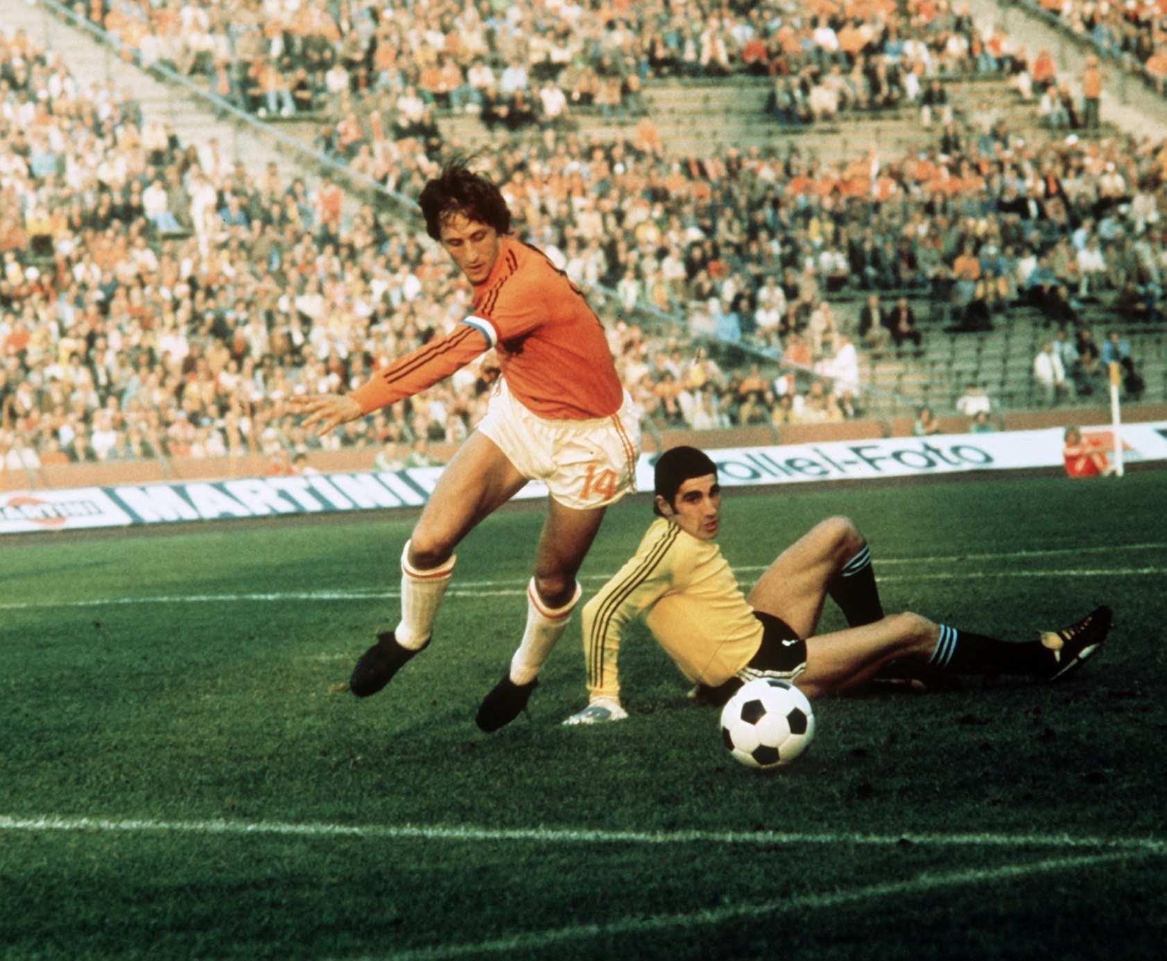 The 1974 World Cup Second Round Group A match between Netherlands and Argentina at the Parkstadion, Gelsenkirchen, the Dutch defeated the South Americans 4-0, Johan Cruyff goes around Argentina goalkeeper Carnevali to score the first goal, 26th June 1974. (Photo by Varley/Mirror Syndication International/Mirrorpix via Getty Images)