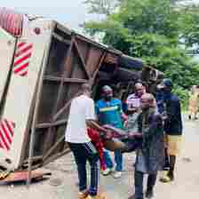Accident de circulation à Bafang : Un bus percute un véhicule et se retrouve en brousse