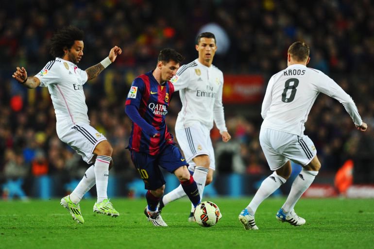 BARCELONA, SPAIN - MARCH 22: Lionel Messi of Barcelona takes on Marcelo (L), Cristiano Ronaldo (2R) and Toni Kroos of Real Madrid CF (R) during the La Liga match between FC Barcelona and Real Madrid CF at Camp Nou on March 22, 2015 in Barcelona, Spain. (Photo by David Ramos/Getty Images)