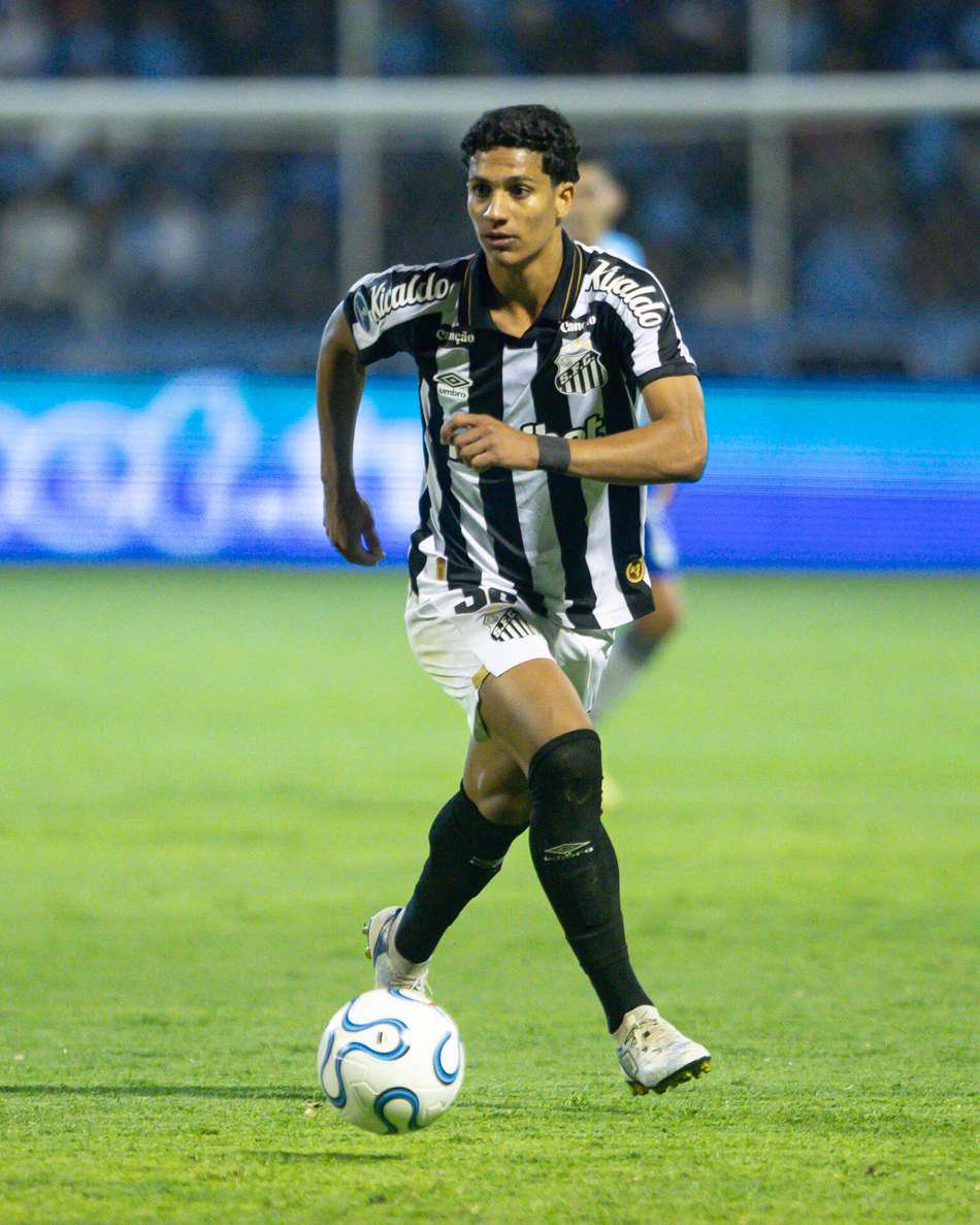 Rafael Gonzaga atuando com a camisa do Santos FC.