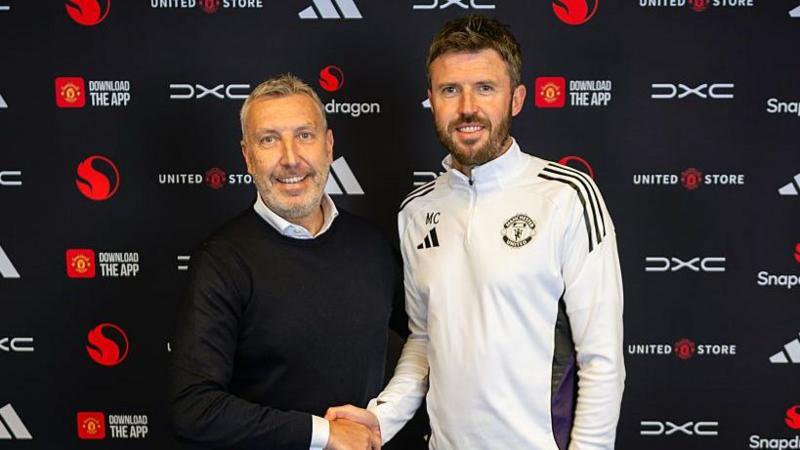 Jason Wilcox and Michael Carrick shaking hands