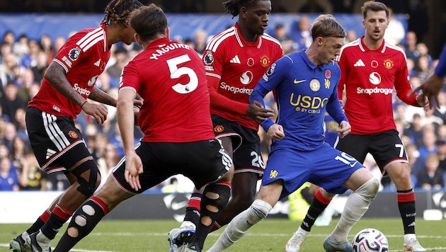 Immer einen Schritt zu spät – die ManUnited-Kicker im Duell mit ihren Chelsea-Gegnern …