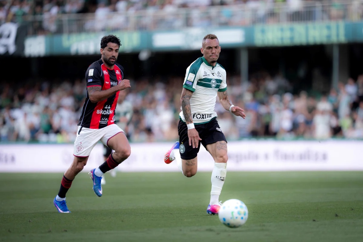 Imagem colorida de confronto entre Coritiba e Vitória pelo Brasileirão- Metrópoles