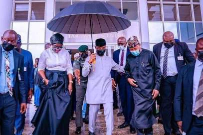 Nigerians Reacts As Pictures Of VP, Osinbajo Holding Umbrella Goes Viral