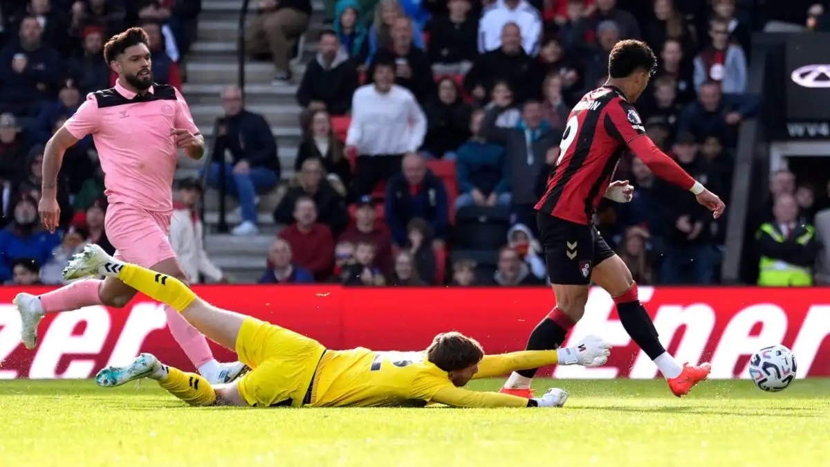 Bournemouth forward Evanilson scores against Sunderland