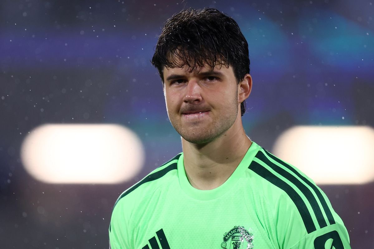 Manchester United goalkeeper Senne Lammens has given an insight into the dressing room amid pressure on Michael Carrick's shoulders. 