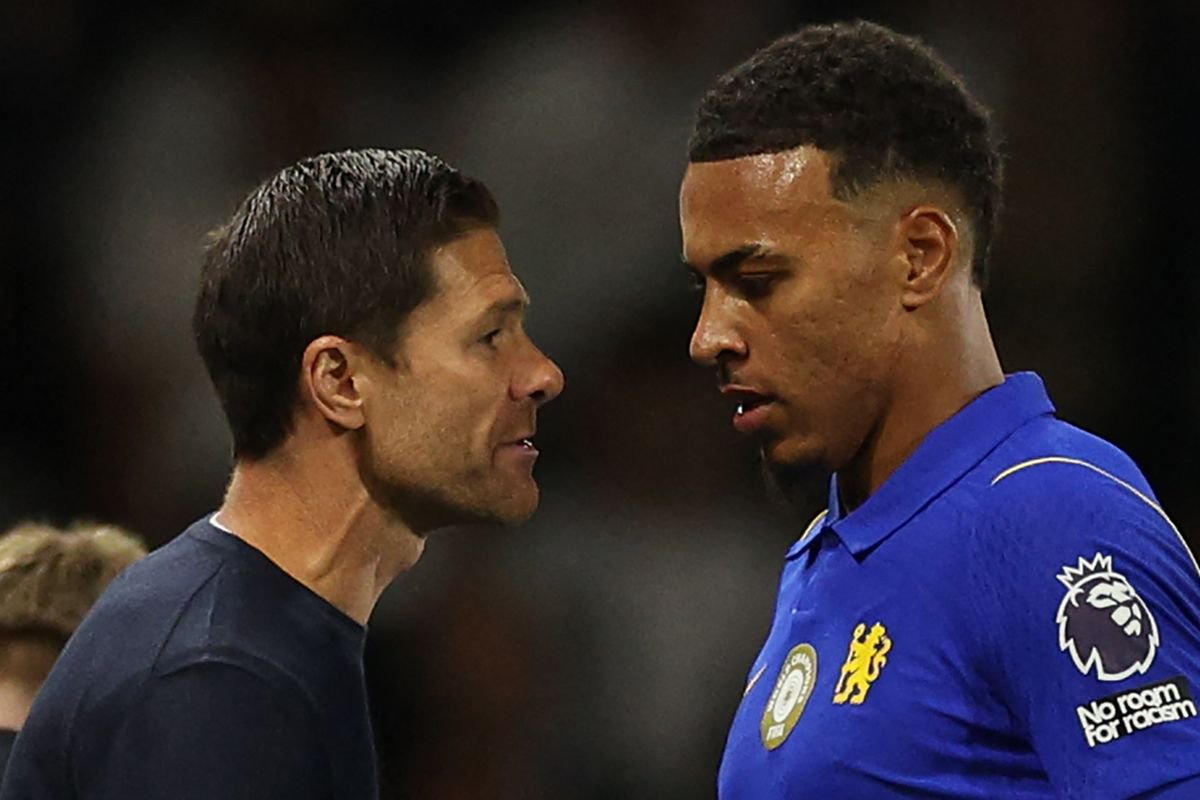 Chelsea's Spanish Manager Xabi Alonso (L) speaks with Chelsea's English midfielder #17 Morgan Rogers (R) after he scores their second goal during the English Premier League football match between Fulham and Chelsea at Craven Cottage in London on August 24, 2026.