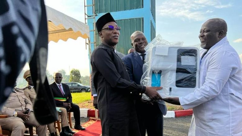 Le Minsanté remet des équipements à l’hôpital de district de Baham