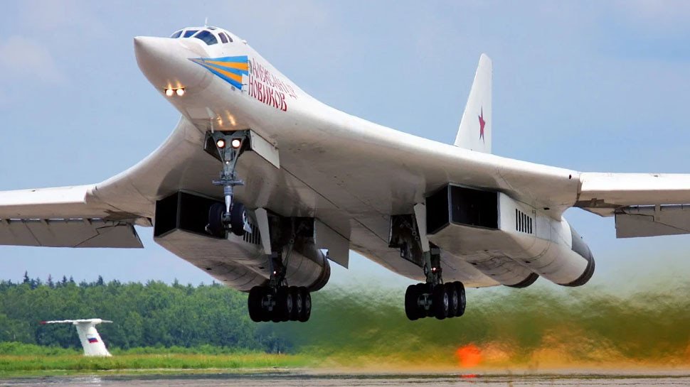 Russia Ukraine War: क्या नाटो देशों को निपटाने के मूड में आ गया है रूस? बॉर्डर पर तैनात किए 11 न्यूक्लियर बॉम्बर जेट, दुनिया में बढ़ा डर