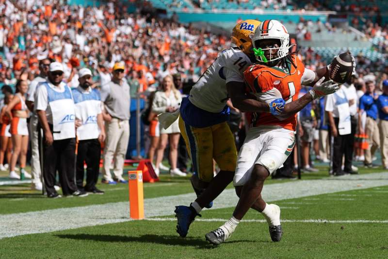 Malachi Toney scores a touchdown defended by Pittsburgh defensive back Josh Guerrier during the second half.