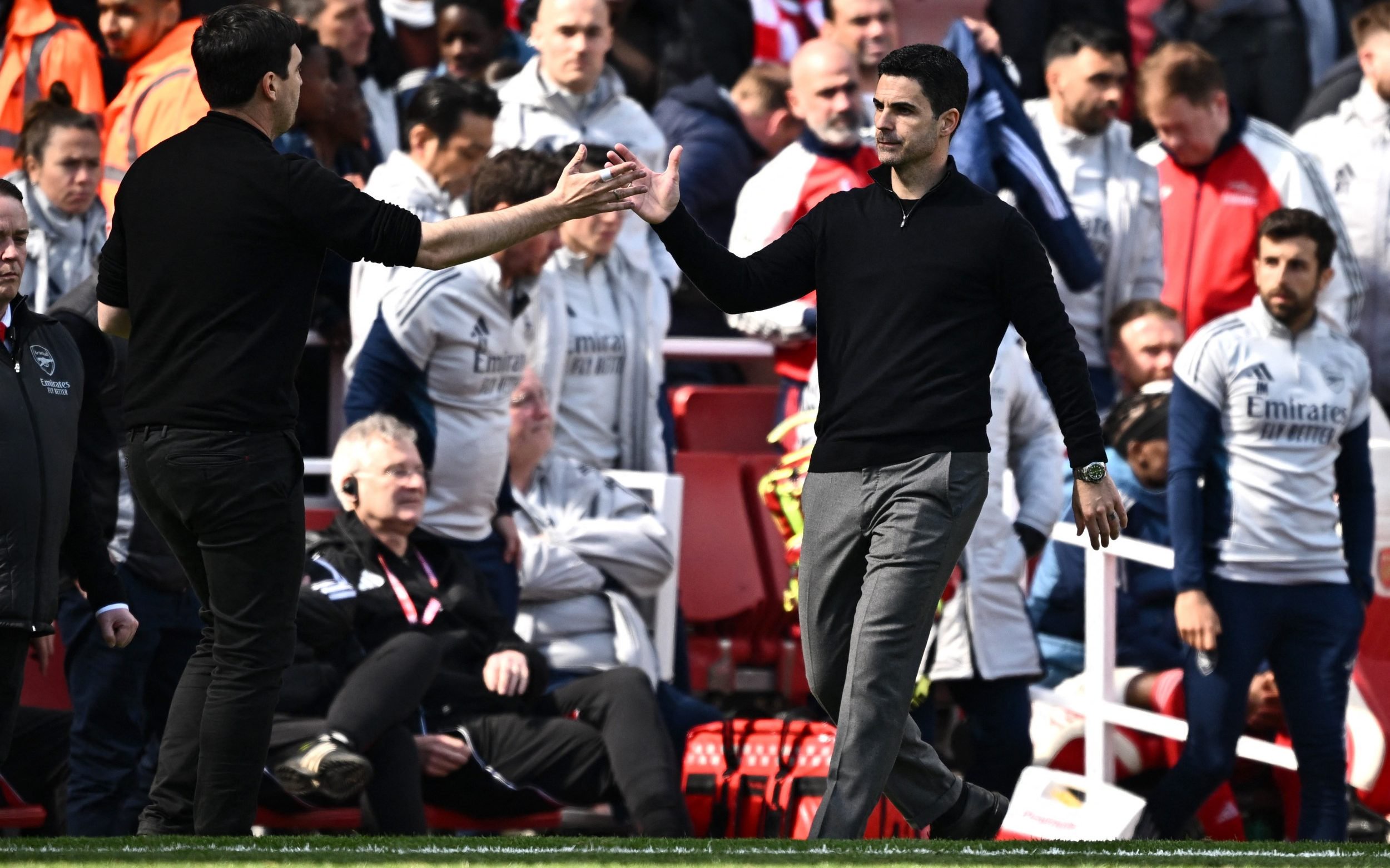Andoni Iraola shakes hands with Mikel Arteta