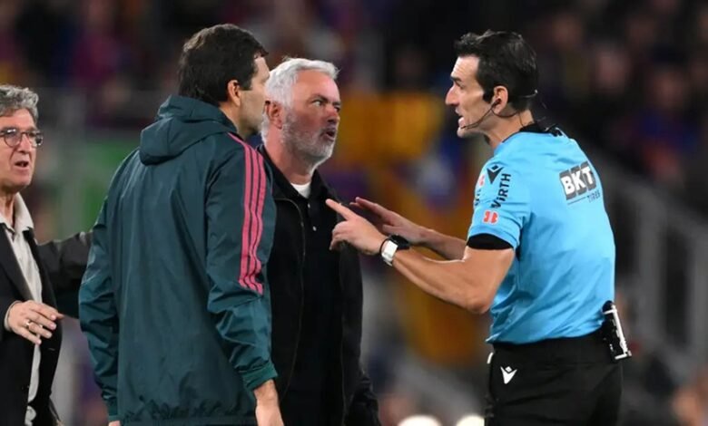 José Mourinho (middle) in a confrontation with referee Juan Martínez Munuera