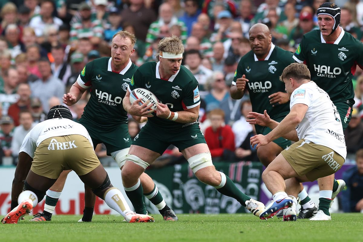 Aaron Wainwright of Leicester Tigers charges upfield against Saracens